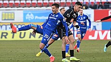 Jakub Pokorný z Olomouce a tpán Harazim z Hradce Králové v souboji.