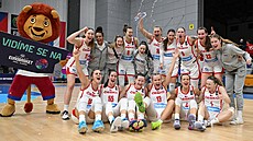 eské basketbalistky oslavují vítzství nad Nizozemskem a postup na mistrovství...