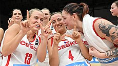 �eské basketbalistky oslavují vít�zství nad Nizozemskem a postup na mistrovství...