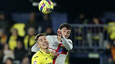 Juan Foyth z Villarrealu a Andreas Christensen z Barcelony ve vzdu�ném souboji.