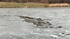 Záchrana chlapce, pod ním se na rybníku Asuan v Praze 13 prolomil led