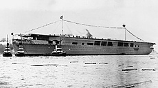 Rozestavná nmecká letadlová lo Graf Zeppelin po sputní na vodu v prosinci...