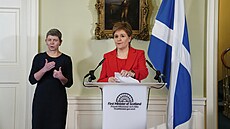 Nicola Sturgeonová hovoí na tiskové konferenci v Edinburghu v oficiální...