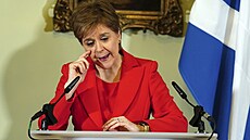 Nicola Sturgeonová hovoří na tiskové konferenci v Edinburghu v oficiální...