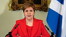 Nicola Sturgeonová hovoí na tiskové konferenci v Edinburghu v oficiální...