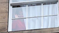 Nicola Sturgeonová mává z okna Bute House poté, co v Edinburghu oznámila, že...