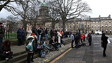 Lidé se shromáždili před Bute House poté, co v Edinburghu Nicola Sturgeonová na...