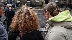 Lidé se shromádili ped Bute House poté, co v Edinburghu Nicola Sturgeonová na...