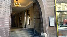 Mu se polil holavinou a zapálil ped restaurací v Hatalské ulici v Praze....