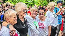 �íkají jim rockové babi�ky. Seniorky si zp�íjem�ují �ivot ve Sboru Elpida.