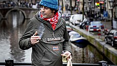 Turista, který si užívá cigaretu marihuany v amsterdamské čtvrti červených...