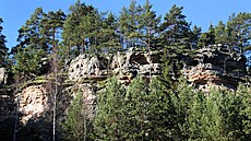 Skaliska nad dolními partiemi Kraví rokle v Hrad�anských st�nách. Hrad�anská...