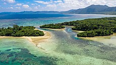 Záliv u japonského ostrova Ishigaki. Po přepočítání v roce 2023 má Japonsko...