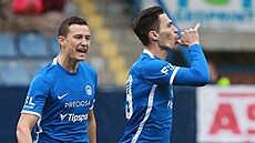 Liberecký útoník ubomír Tupta (vpravo) oslavuje svj gól.