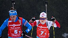 Tereza Voborníková (vpravo) na trati tafetového závodu na mistrovství svta v...