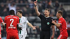 Stoper Dayot Upamecano z Bayernu Mnichov vidí v utkání proti Mönchengladbachu...