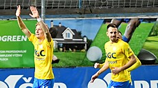 Fotbalisté Teplic se radují z gólu, který vstelil Tadeá Vachouek (vlevo).