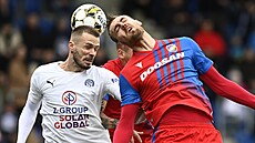 Plze�ský úto�ník Tomá� Chorý (vpravo) v hlavi�kovém souboji se Stanislavem...