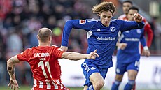 Záloník Alex Král ze Schalke (vpravo) se snaí obejít Svena Michela z Unionu...
