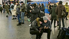 Lidé v Kyjev se bhem ruských útok ukrývají v metru. (10. února 2023)