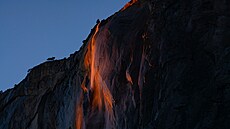 Vodopády Horsetail Falls v kalifornském Yosemitském národním parku. (16. února...