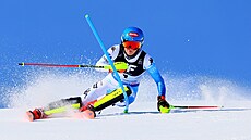 Amerianka Mikaela Shiffrinová na trati slalomu na mistrovství svta ve Francii