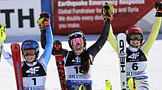 Kana�anka Laurence St-Germainová (uprost�ed) ovládla slalom na mistrovství...