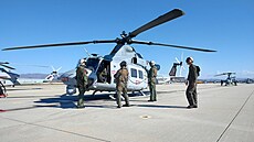 etí piloti a technici vrtulník v USA se kolí na nový systém H-1