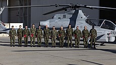 etí piloti a technici vrtulník v USA se kolí na nový systém H-1