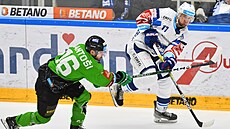 Róbert Lanto� napadá rozehrávajícího Ji�ího Ondrá�ka.