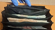 Policie ve Zlín� zadr�ela mu�e, který p�epadl servírku v pivnici. S no�em v...