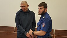 Ob�alovaný Jaroslav Ulický (vlevo) v síni Krajského soudu v Ostrav�. (15. února...