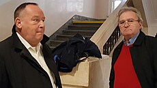 Ob�alovaný podnikatel Pavel �míra (vpravo) se svým obhájcem Tomá�em �típkem...