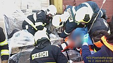 Hasii se pod dohledem zdravotník snaili co nejrychleji vyprostit mue...