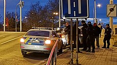 Recidivista se sna�il vyhodit z auta �idi�ku, která u semaforu �ekala na zelené...