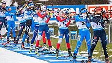 Markéta Davidová (9) a Tereza Voborníková (18) pálí vestoje v hromadném závod...