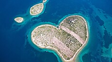 Chorvatský ostr�vek Gale�njak má tvar srdce. (3. zá�í 2016)
