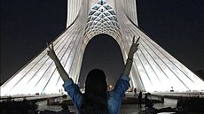 Neznámá Íránka symbolickým sundáním hidábu protestuje proti íránskému reimu....