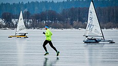 Led je letos také hladký jako zrcadlo.