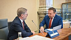 Ministr práce a sociálních věcí Marian Jurečka s premiérem Petrem Fialou při...