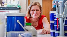 Michaela Fencková si pochvaluje vybavení laborato�í v �eských Bud�jovicích. V...