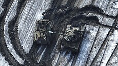 Na snímku z února 2023 jsou vidt pokozené ruské tanky na poli po pokusu o...