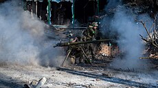 Ukrajinští vojáci střílejí z protitankového granátometu SPG-9 v první linii ve...