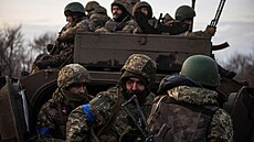Ukrajintí vojáci u bojového vozidla pchoty BMP-2 u msta Bachmut (11. února...