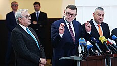 Prezident Hospodá�ské komory �R Vladimír Dlouhý, ministr financí Zbyn�k...