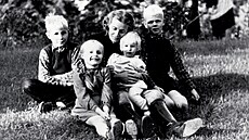 Rodinná idylka – Lina Heydrichová se svými dětmi. Zleva: Klaus, kterého v...