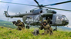 Vojáci pi výsadku z vrtulníku Mi-17