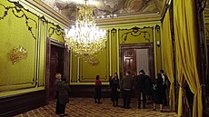 Clam-Gallas�v palác, �lutý salón. Lustry jsou v paláci p�vodní. Místo elekt�iny...