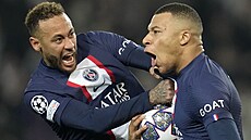 Pedasná radost hvzd Paris St. Germain. Kylian Mbappé (vpravo)  a Neymar...