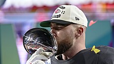 Travis Kelce z Kansas City Chiefs líbá trofej pro vít�ze Super Bowlu (12. února...